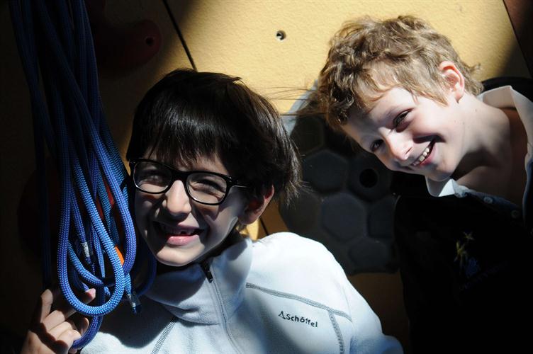 Au repos et aux facéties souriantes, Victor et Léopold !