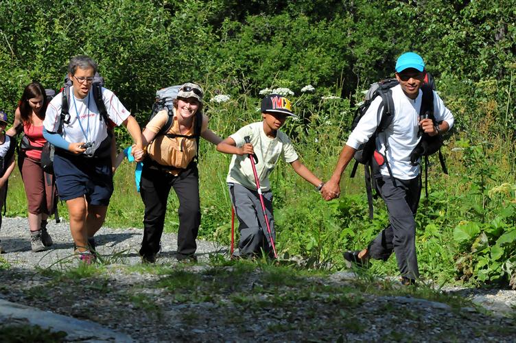 Heureusement, nous pouvons compter sur des mains amies pour nous propulser vers le sommet ! Stéphanie, Fanny, Benjamin et Bikram !