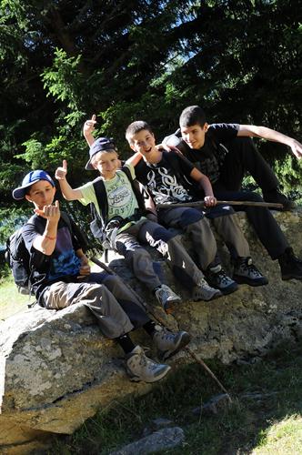 Le quatuor de Merlet perché sur les gradins naturels du parc ! Clément, Tom, Cyrus et Nassim !