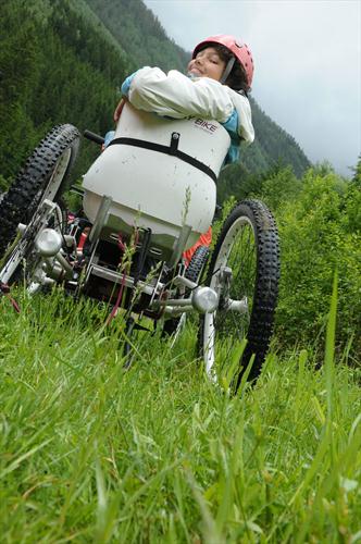 Angelo sur son super bolide, contemplant les aiguilles de Chamonix !