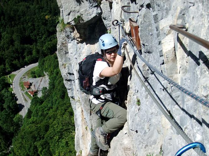 Charlotte tout en concentration et en tension pour vaincre chaque obstacle !