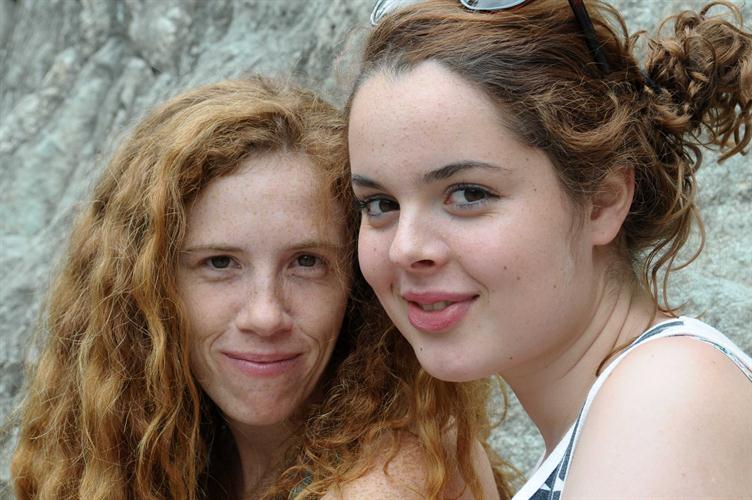 Capillaires et incendiaires, deux belles toujours de mêche, Céline et Valentine !