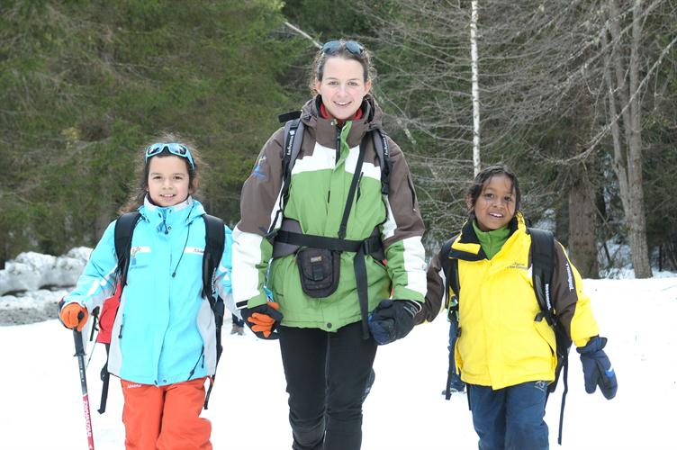 Trois belles des cîmes randonnant avec le sourire, Gabriela, Camille et Mileina.