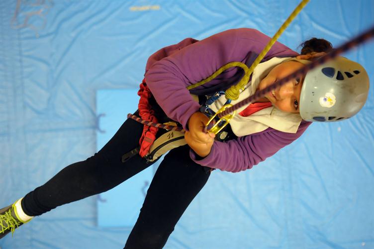 La descente de Chanella, jeune fille filant dans les airs !