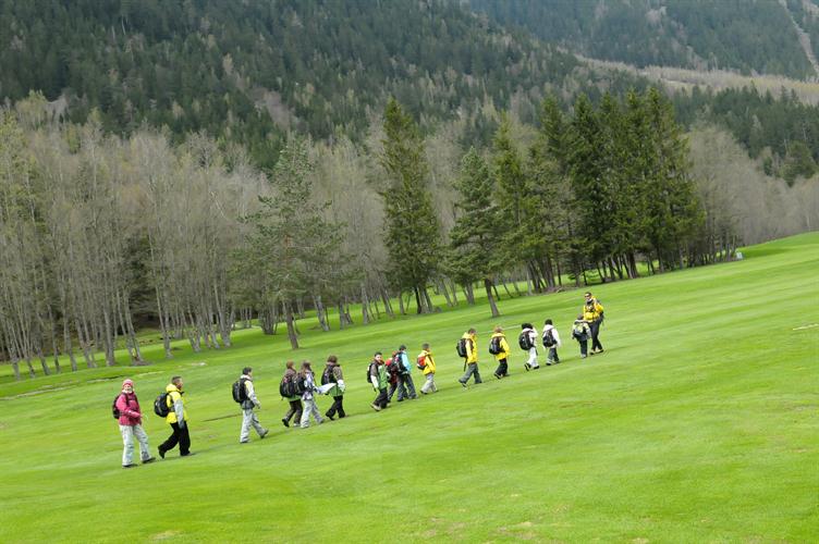 Une belle et colorée cordée sur les verts gazons du golf de Chamonix !