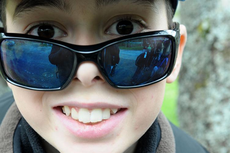 Vous n’avez pas vu mes lunettes, je les cherche partout. (Jordan)