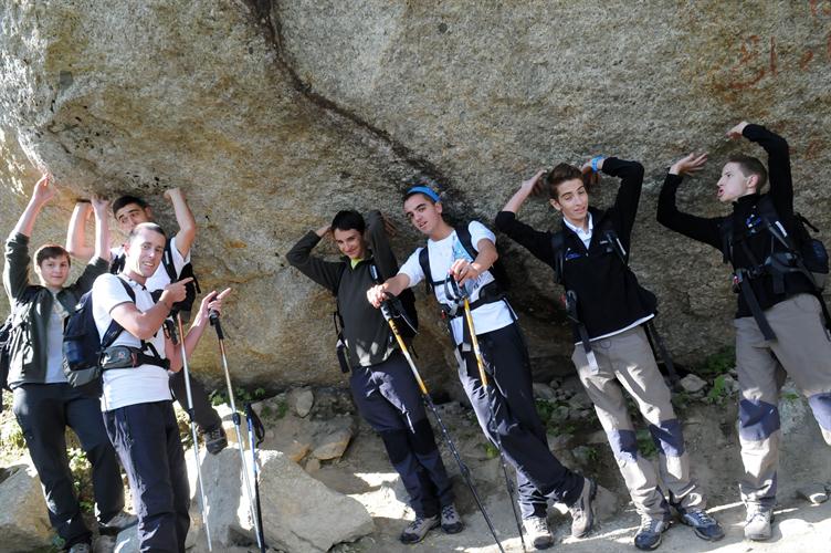 Etape finale sous le gros rocher ! La bande des costauds en pleine démonstration !