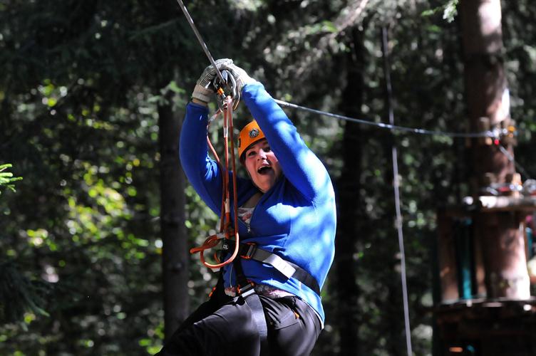 Sarah, toujours aussi joviale, fendant les airs à la tyrolienne !