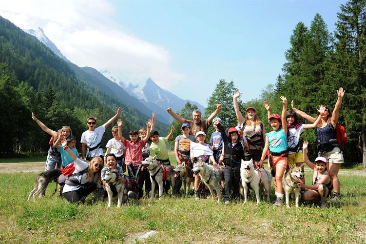 Pause groupée au pied des montagnes...