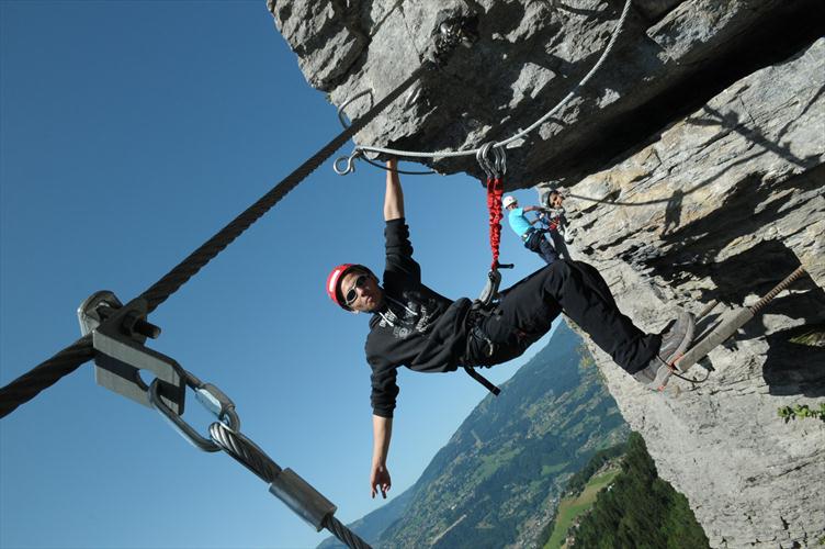 Axel, en pleine péripétie acrobatique malgré les 100m de vide sous son dos !