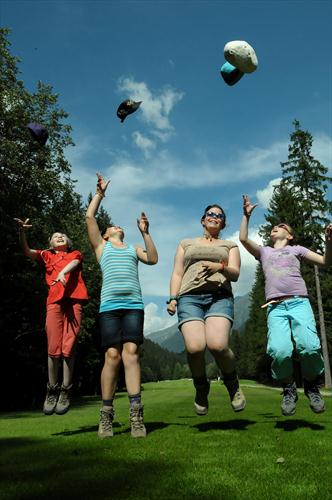 Sur le green du Chamonix, un saut de bonne humeur du quatuor féminin !