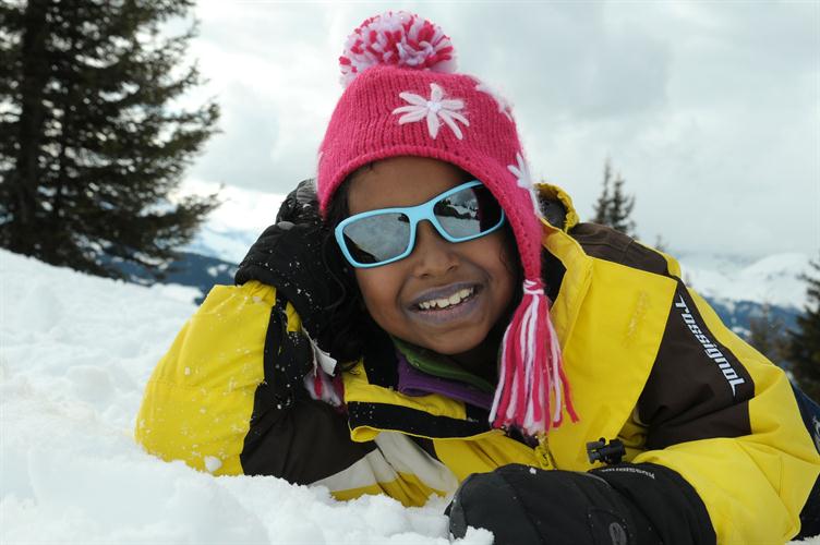 Petite fille colorée, à la pause en poudreuse, Raphaëlle !