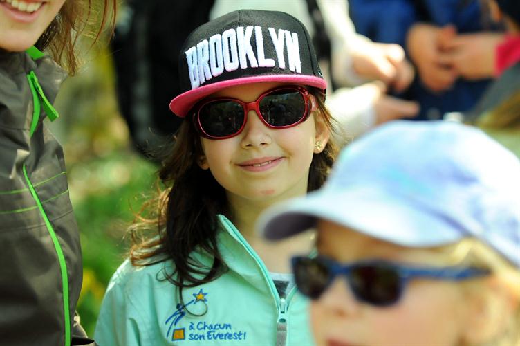 Sous la foret de casquettes, le sourire hollywoodien de Léna !