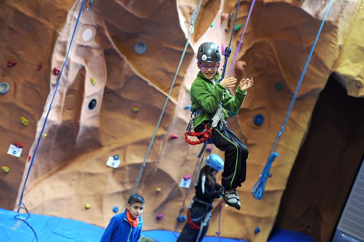 Simon se prend pour le Tarzan des Alpes!