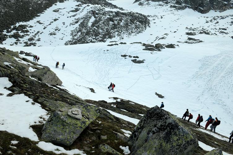 Evoluant en haute montagne, la cordée s