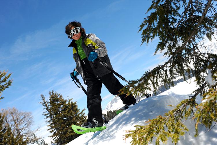 Mathis slalome entre les sapins!