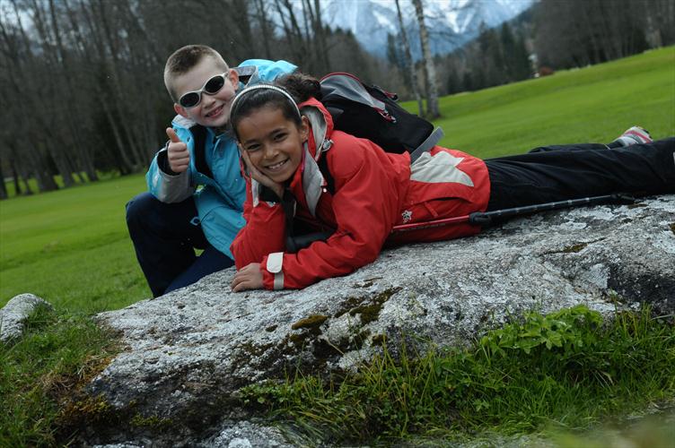 Ilhem et Antoine, au repos en bord de torrent !