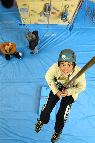Yohan, feignant la pleine décontraction pour sa 1ère descente en rappel !