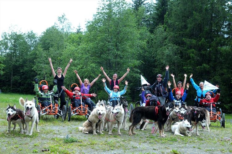 Avant de céder la place à nos potes, la photo de groupe en compagnie de nos super huskies !