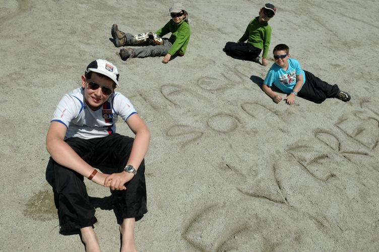 Beach boys ! Rodolphe, Robin, Alex et Jean se faisant dorer la pilule !