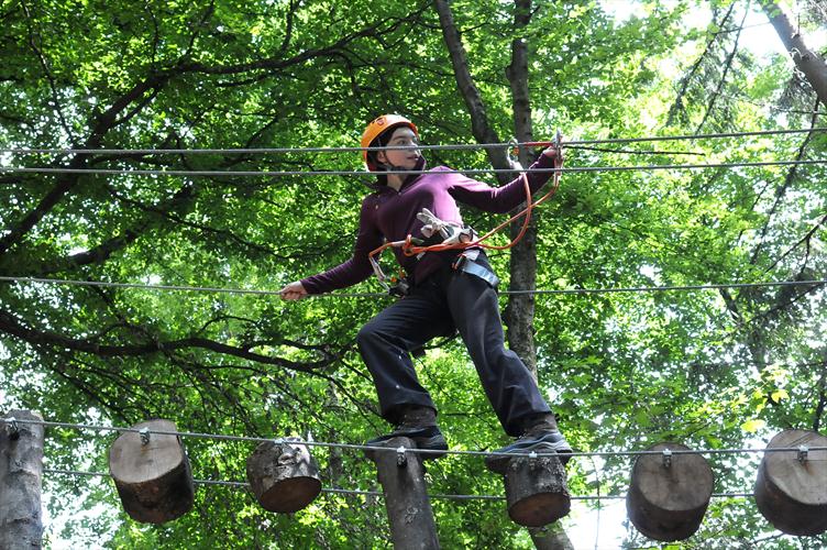 Au pont de bois, se jouant des bûches roulante, Manuela !