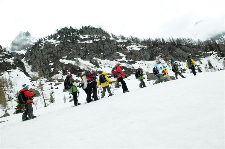 Sous des cieux chargés, nous découvrons les joies de la raquette alpine !