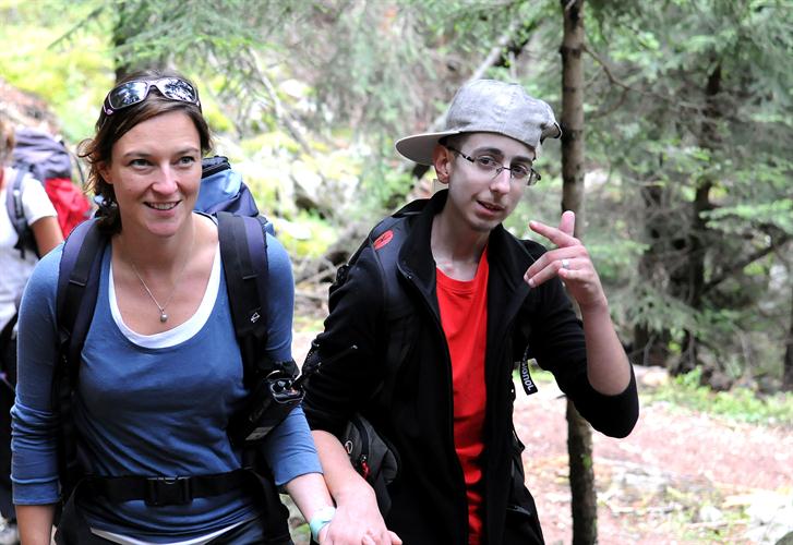 Toujours bien accompagné, notre grimpeur à casquette, Diogo !