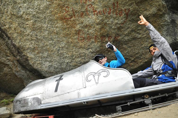 Nous y sommes ! A quelques mètre au dessus du bobsleigh, le point de vue sur le glacier ! (Hugo et Alihan)