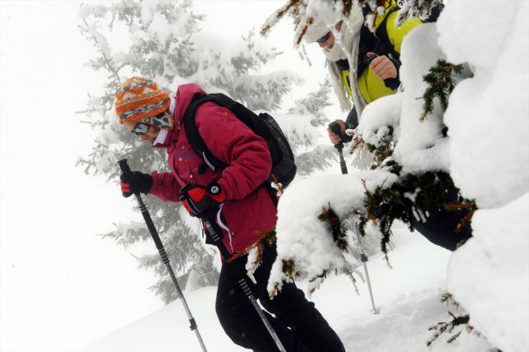 Slalom entre les sapins pour Sofia.