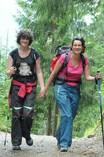 Deux "grandes" randonneuses main dans la main et affichant les mêmes sourires, Lisa-Marie et Caroline !