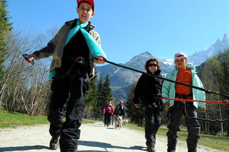 Attention, parfois ça envoie du gaz le mushing !!! Anthony, Emilie et  Luana !