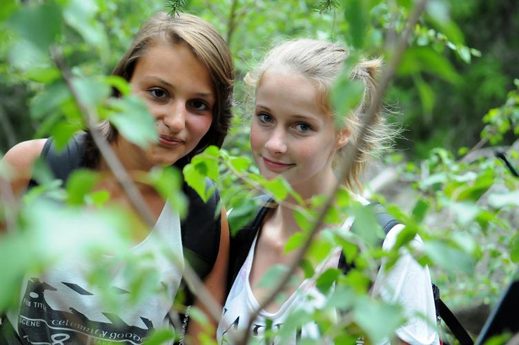 Deux jolies demoiselles des montagnes mises au vert, Emmanuelle et Julia !