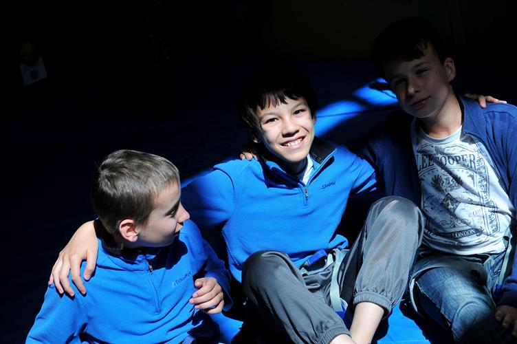 Le premier rayon de soleil du jour vient illuminer les visage radieux ! (Loic, Adrien et Morgan)