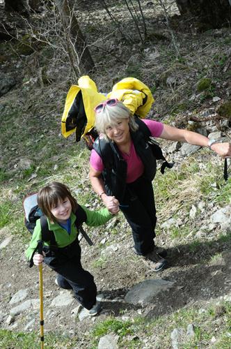 Deux alpinistes hors pair marchant main dans la main, Elodie et  Christine !