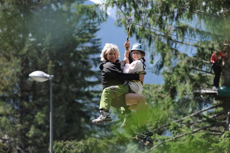 Tyrolienne accompagnée pour Victoire, grâce à Christine!