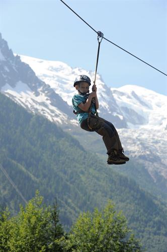 Vol sur fond de Mont Blanc.