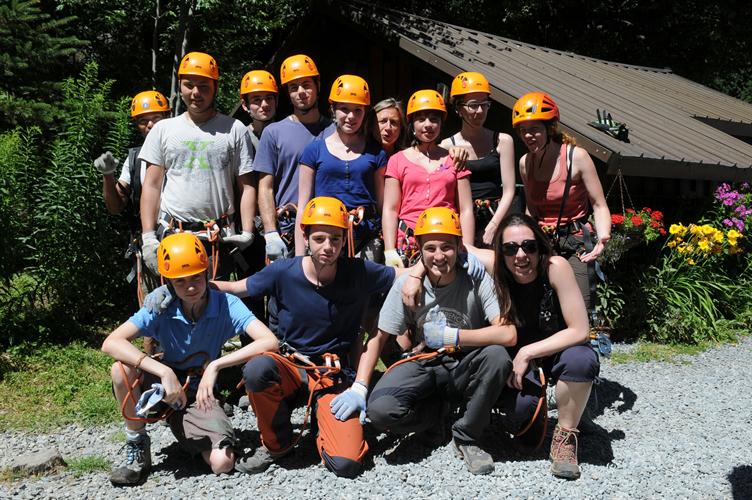 Les casques orange au Parc Aventures!