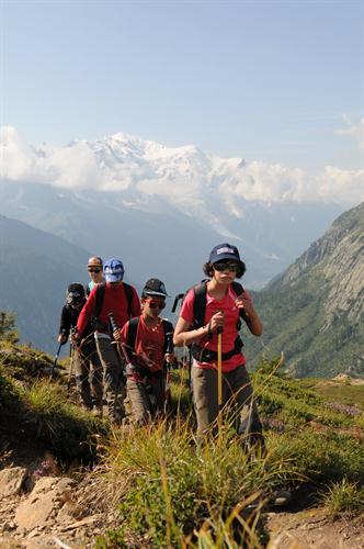 Angèle mène la cordée sur fond de Mont Blanc!