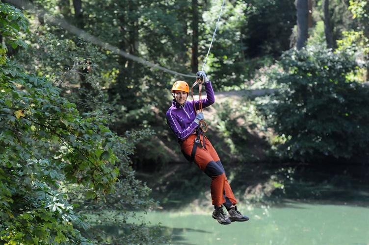 Cindy au dessus du lac dans la tyrolienne géante !