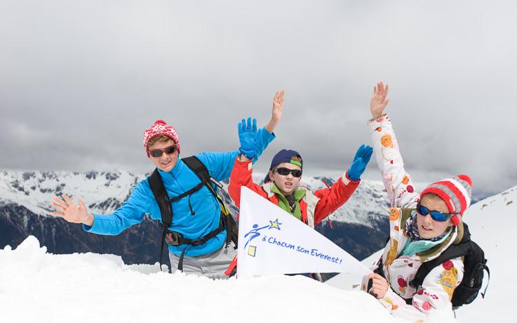 Margaux, Martin et Ewann ont le privilège de planter leur drapeau à leur sommet!