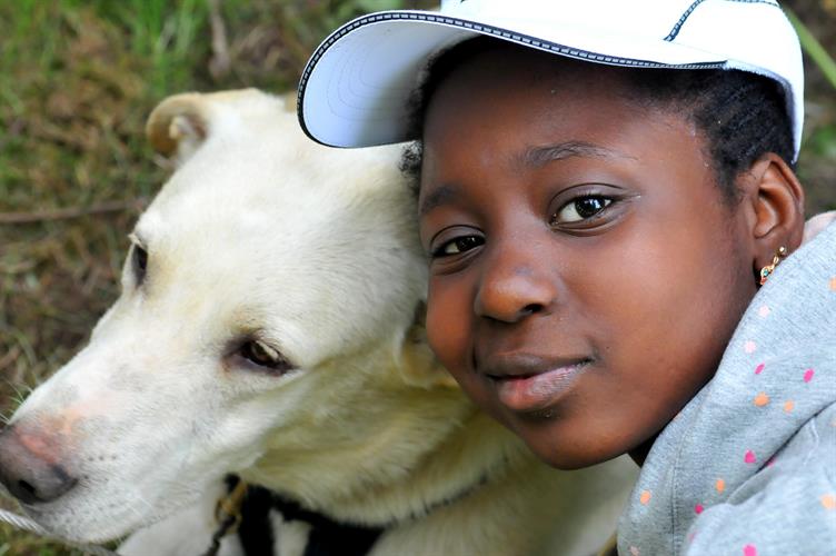 Hawa et son fidèle compagnon, en plein calin canin !