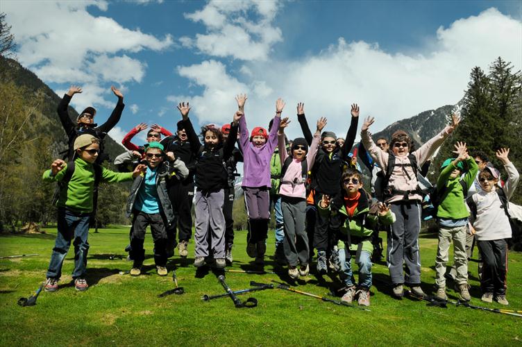 Toujours plus haut ! Toute la bande réunie pour un grand saut de joie !