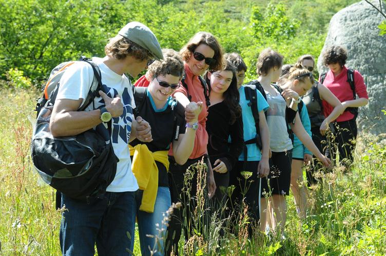 Déplacement groupé et multicolore vers un bloc d