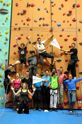 Avant de quitter la salle pour rejoindre les tables du déjeuner, petite photo de groupe acrobatique !