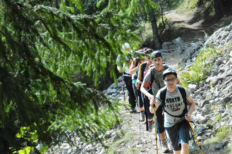 Tojours sous le cagnard, par cordées disciplinées, nous traversons les pierriers !