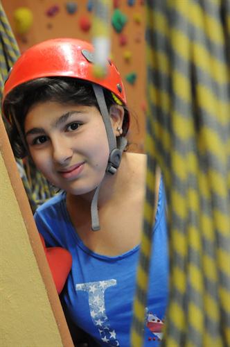 Lumineuse et enjouée, une demoiselle se prépare pour la via-ferrata ! Anaëlle.
