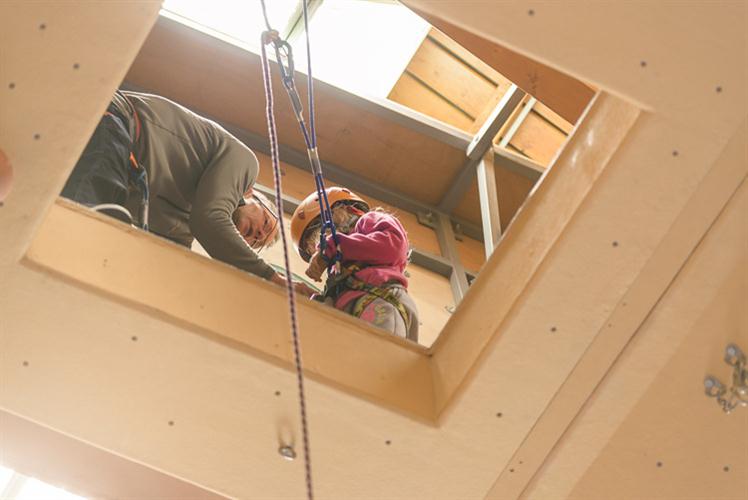 Angélina, très courageuse, teste la première la descente en rappel dans le vide, à 8m de haut!