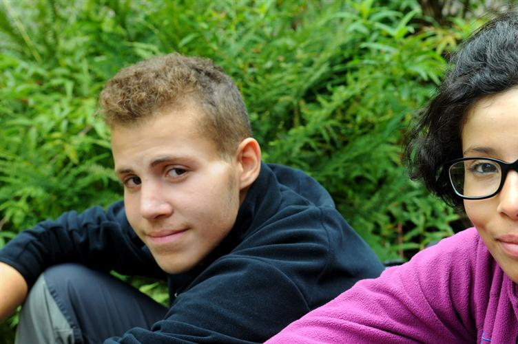 Au repos au sol, deux potes de varappe, Lotfi et Ahlem !