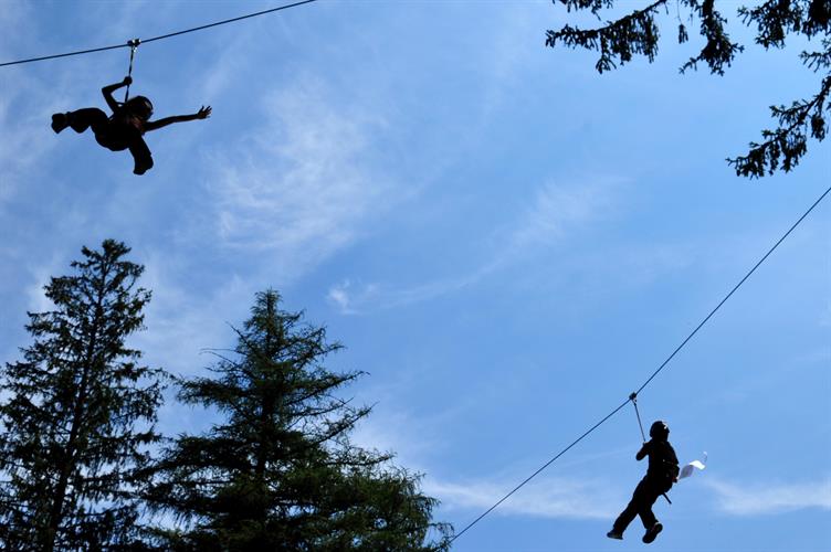 Dans le ciel alpin, les allers et venues de nos tyroliens de compèt