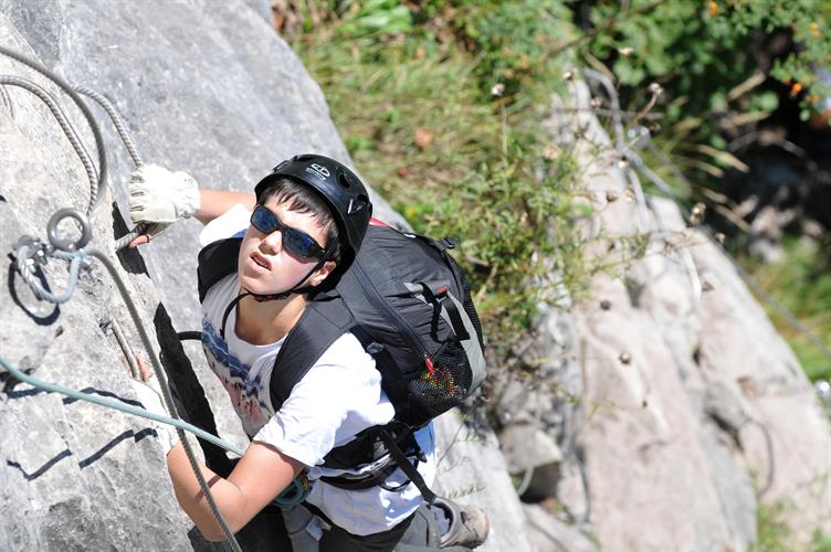 Scrutant les sommets et cherchant le passage idéal, l